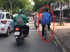Lái xe đạp thả 2 tay trên đường Trường Sa