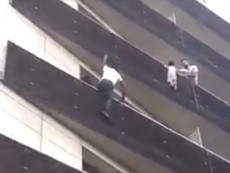 'Người nhện' cứu em bé đang treo mình ngoài ban công lầu 4