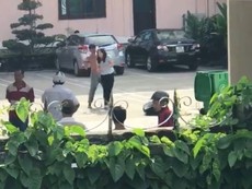 Clip: Kẻ ngáo đá cầm dao kéo khống chế người ở Huế