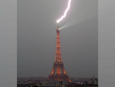 Cảnh sét đánh vào tháp Eiffel trong cơn mưa bão lớn ở Pháp