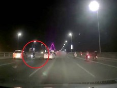 Nằm dài trên yên điều khiển xe máy và cái kết