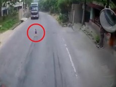 Tài xế phát hoảng khi thấy đứa bé chập chững trước đầu xe