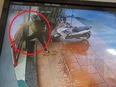 Clip: Dùng búa đập tủ cướp tiệm vàng ở Quảng Nam