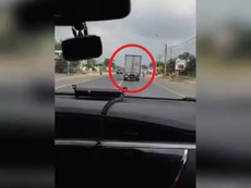 Clip: CSGT truy đuổi 100 km bắt kẻ trộm xe đông lạnh