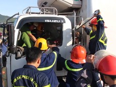 Cận cảnh giải cứu tài xế, phụ xe bị sắt đâm qua người