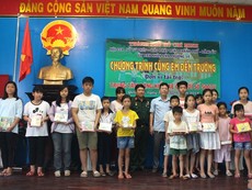 Hội CCB Sở Tư pháp TP.HCM trao 200 phần quà cho trẻ em