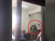Clip: Bị đơn đánh kiểm sát viên tại tòa