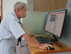 Cụ ông 77 tuổi say mê học tiếng Anh