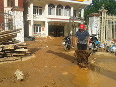 Sau lũ, hàng nghìn người dân Nghệ An tập trung dọn bùn