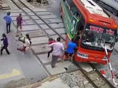 Thanh chắn đâm xuyên xe khách, hành khách hoản loạn bỏ chạy