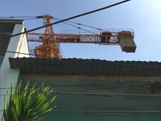 Cần cẩu hoạt động giữa khu dân cư