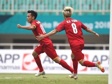 Xem lại bàn thắng gỡ hòa 1-1 của Văn Quyết
