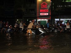 Cần Thơ: CSGT xắn quần, lội nước sửa xe bị ngập nước cho dân