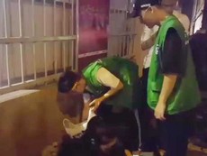 Nhóm học sinh tự nguyện dọn rác ở sân Thống Nhất