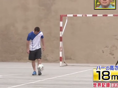 Messi đá bóng vượt chướng ngại vật cao 18m