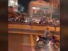 Clip: Hai nhóm giang hồ hỗn chiến trên cầu Nhị Thiên Đường