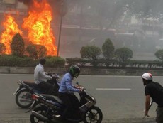 Clip: Ô tô đang chạy bốc cháy trên đường Trường Chinh
