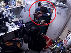 Clip: Cảnh cướp dùng dao tấn công nhân viên siêu thị