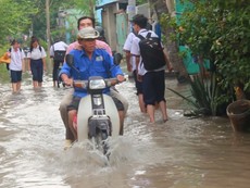 3 ngày sau bão số 9, học sinh ở TP.HCM vẫn lội nước đến trường
