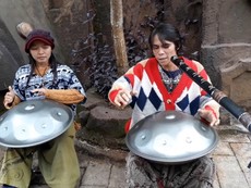 Các bản hit qua nhạc cụ độc đáo của cặp vợ chồng trẻ