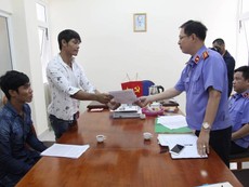 Trao quyết định minh oan vụ 'Đi tè bị quy tội cướp'
