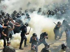 Ukraine: Đụng độ kinh hoàng trước tòa nhà quốc hội