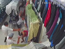 Clip: Nhóm côn đồ xông vào tiệm quần áo chém người