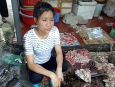 Clip: Cảnh người bán thịt heo bị đổ chất thải lên thịt