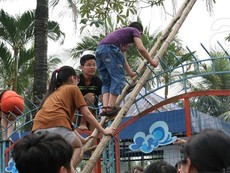 Bài hát chế về vụ hỗn loạn ở công viên nước Hồ Tây