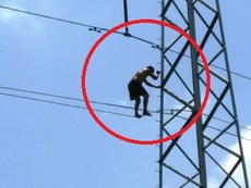 Clip dùng xe thang giải cứu nam thanh niên leo cột điện