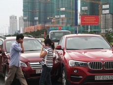 Clip xe ben 'húc' văng ba xe ô tô đang chờ đèn đỏ
