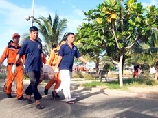 Clip hơn 100 người tìm kiếm nạn nhân vụ chìm tàu Hoàng Phúc 18