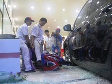 Ô tô 'điên' lao vào bốn xe máy, bốn người nguy kịch