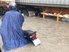 Người dân TP.HCM bì bõm về nhà sau trận mưa lớn