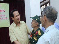 Tặng bằng khen cho 2 lão nông chống tiêu cực