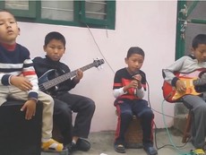 'Ban nhạc nhí' trình diễn ca khúc 'Let Her Go' gây sốt