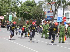 Lính cứu hỏa trổ tài bò đường ống, cõng nạn nhân