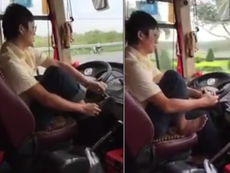 Thót tim tài xế xe khách bỏ vô lăng để mang vớ, xỏ giày