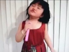Clip cô bé diễn xuất như ca sĩ chuyên nghiệp