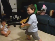 Clip cậu bé 2 tuổi chơi guitar thu hút hàng triệu lượt xem