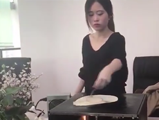 'Màn trình diễn nấu ăn siêu bá đạo của nữ IT'