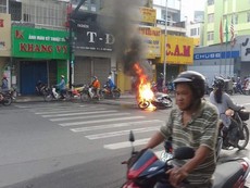 Xe máy bốc cháy khi chờ đèn đỏ, người đàn ông bỏ chạy