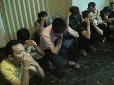 Clip: Đặc nhiệm bắt trăm con bạc sát phạt tại chung cư