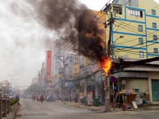 Cột điện bốc cháy như đuốc, cả khu phố hoảng loạn
