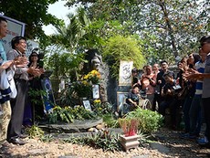Hàng trăm người viếng thăm mộ Trịnh Công Sơn