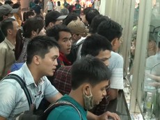 Người dân đổ ra các bến xe tìm mua vé về quê nghỉ lễ