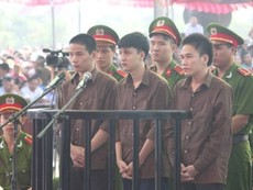 Chật kín người đến xem phiên xử vụ thảm sát Bình Phước
