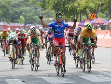 Lê Văn Duẩn đánh bại Nguyễn Thành Tâm