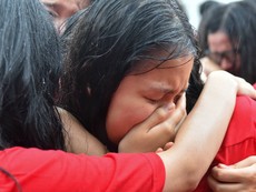 Nghẹn ngào dưới mưa trong lễ bế giảng