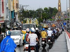 Hàng ngàn người đưa tiễn gia đình 6 người tử nạn trong đám cháy
